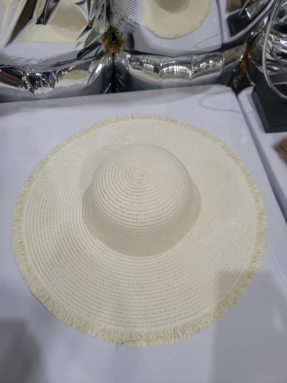 BASIC WHITE FRINGE HAT