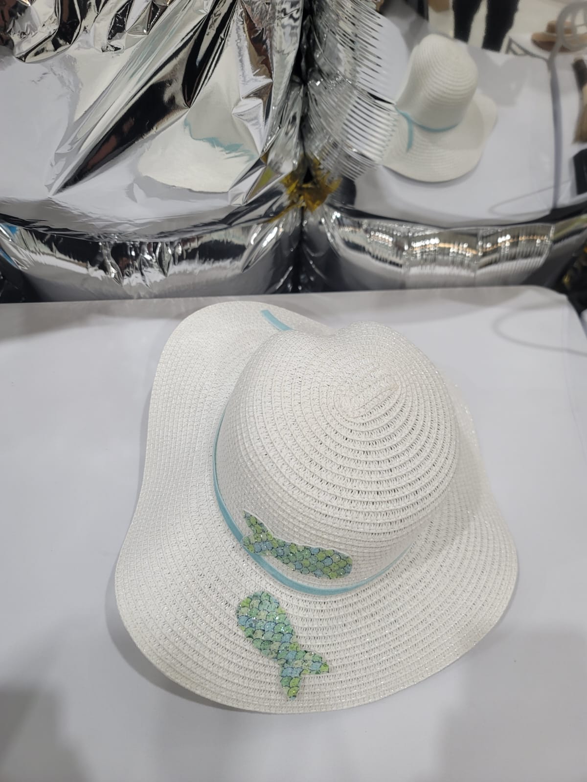 WHITE HAT WITH FISH APPLIQUE