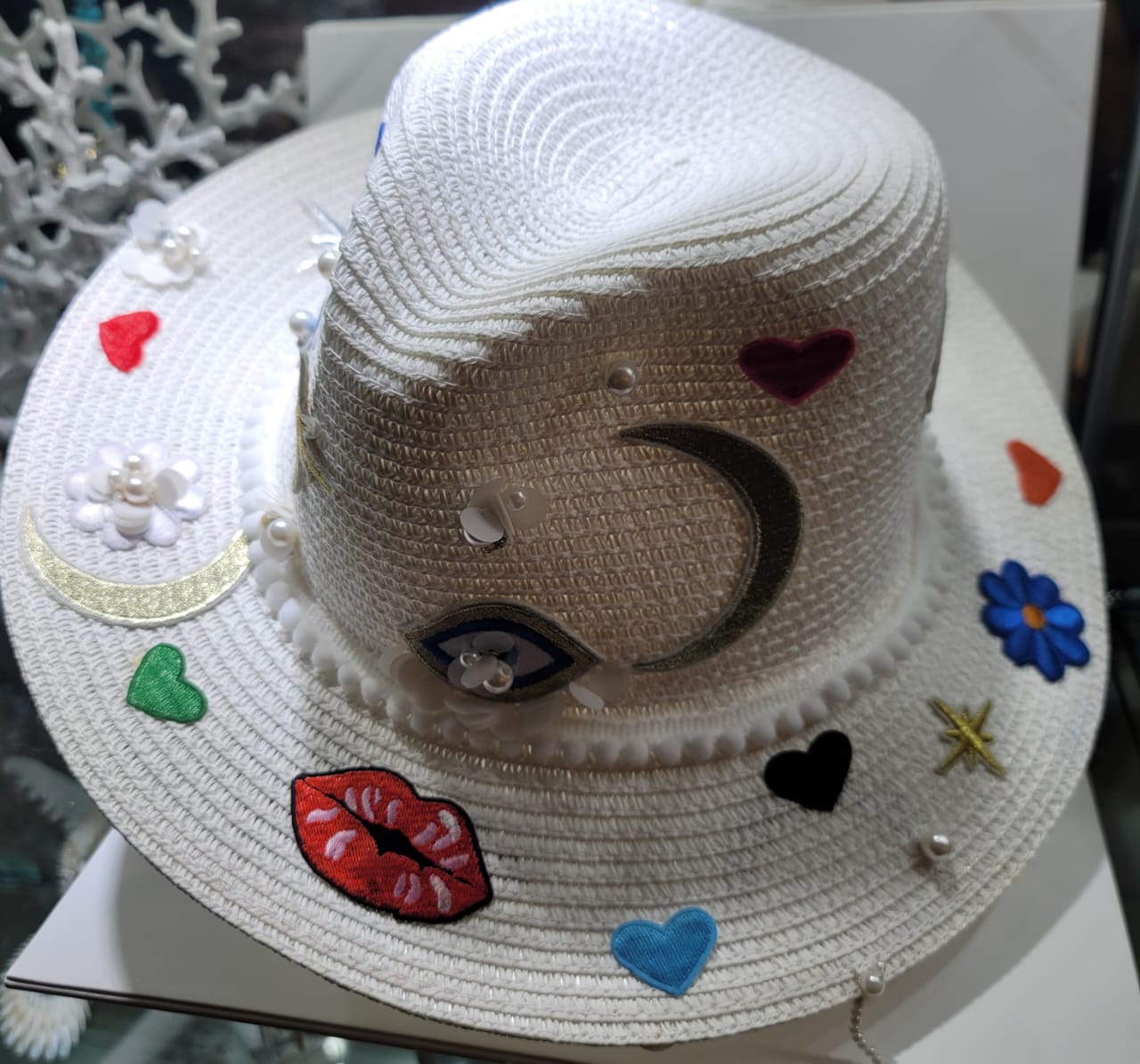WHITE HAT WITH HEART AND FLOWER EMBROIDERY