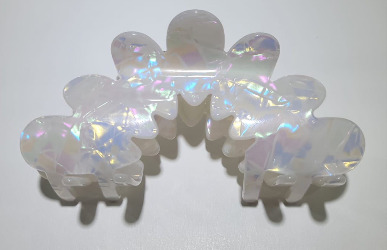 WHITE PLASTIC HAIR CLUTCHER