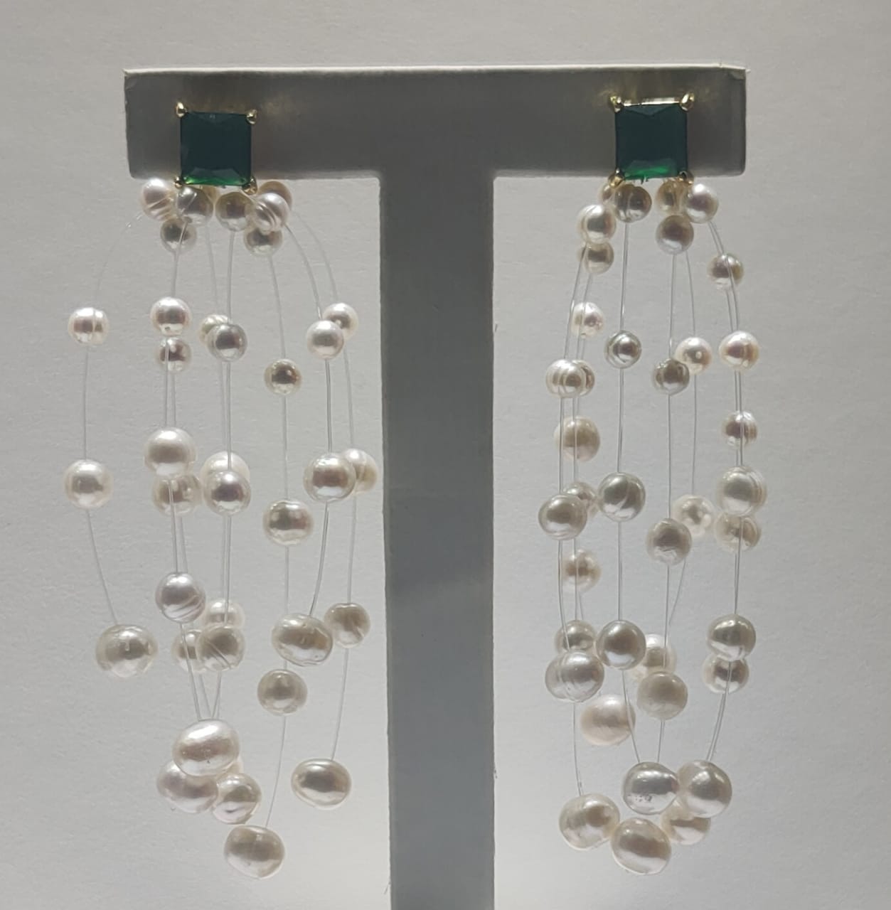 TASSEL EARING WITH EMERALD PEARL