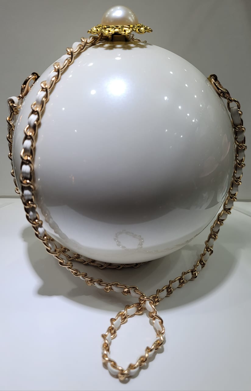 WHITE ROUND CLUTCH