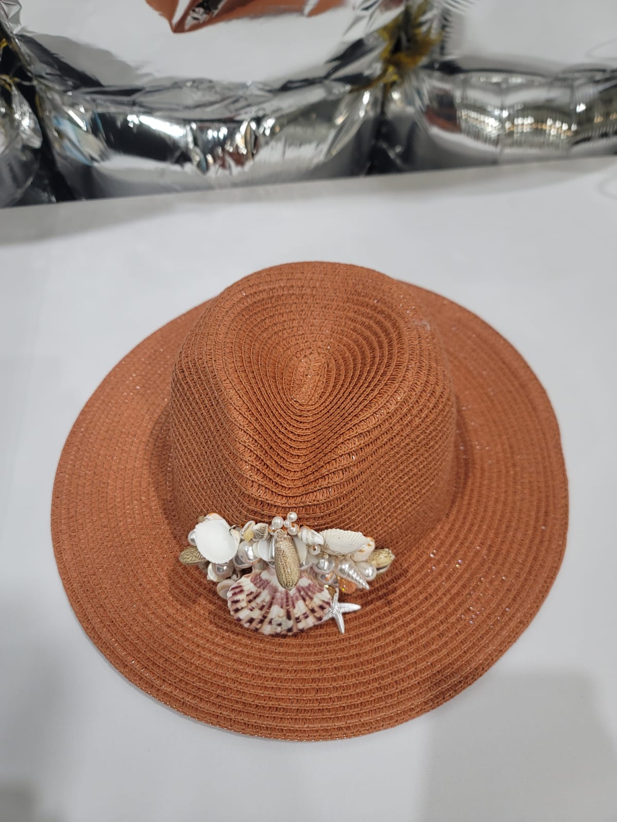 RUST HAT WITH SHELL BROOCHE