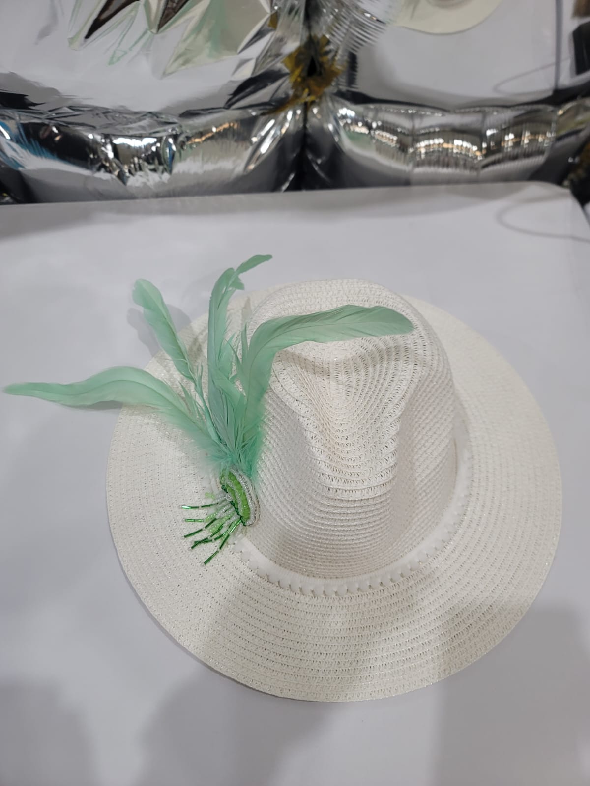 WHITE STRAWHAT WITH MINT GREEN FEATHERS