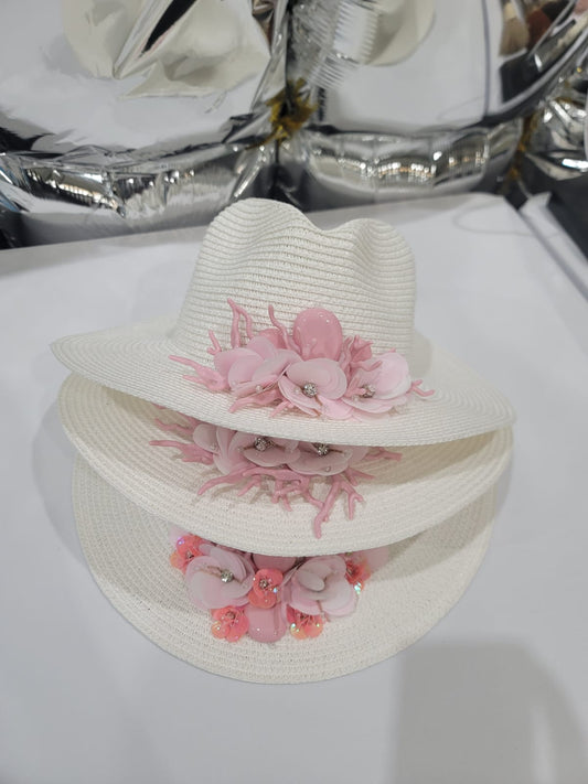 WHITE HAT WITH FLOWER BROOCHE